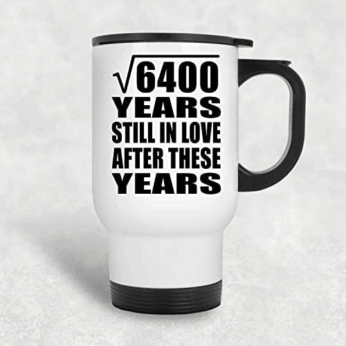 Dizajnsify 80. godišnjica kvadratnog korijena od 6400 godina još uvijek zaljubljena, bijela putnička šalica 14oz od nehrđajućeg
