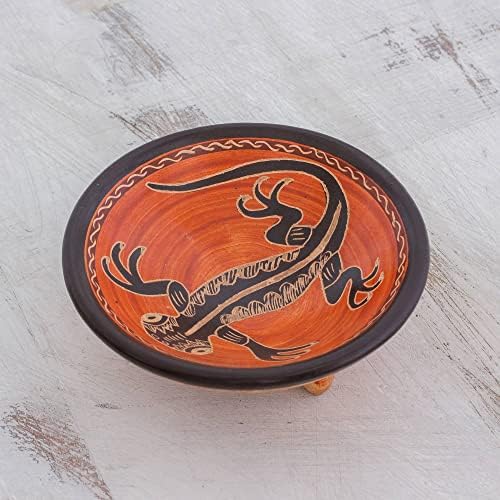Novica Ceramic Gecko ručno izrađena zdjela, crna i narančasta, Geckov pogled '